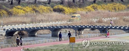 무심천 변 산책하는 시민들 [연합뉴스 자료사진]