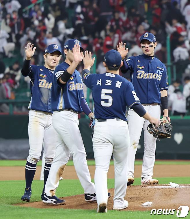 23일 오후 인천 SSG랜더스필드에서 열린 프로야구 '2023 신한은행 SOL KBO 포스트시즌' 준플레이오프 2차전 NC 다이노스와 SSG 랜더스의 경기, SSG를 상대로 7대3 승리를 거둔 NC 선수들이 기쁨을 나누고 있다. 2023.10.23/뉴스1 ⓒ News1 김도우 기자