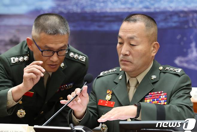 김계환 해병대사령관이 24일 오전 충남 계룡대에서 열린 국회 국방위원회의 해군본부에 대한 국정감사에서 답변자료를 준비하고 있다. 2023.10.24/뉴스1 ⓒ News1 김기태 기자