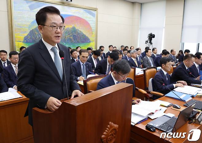 강석훈 KDB산업은행 회장이 24일 서울 여의도 국회에서 열린 정무위원회의 예금보험공사, 한국자산관리공사, 한국주택금융공사 등에 대한 국정감사에서 업무보고를 하고 있다. 2023.10.24/뉴스1 ⓒ News1 송원영 기자