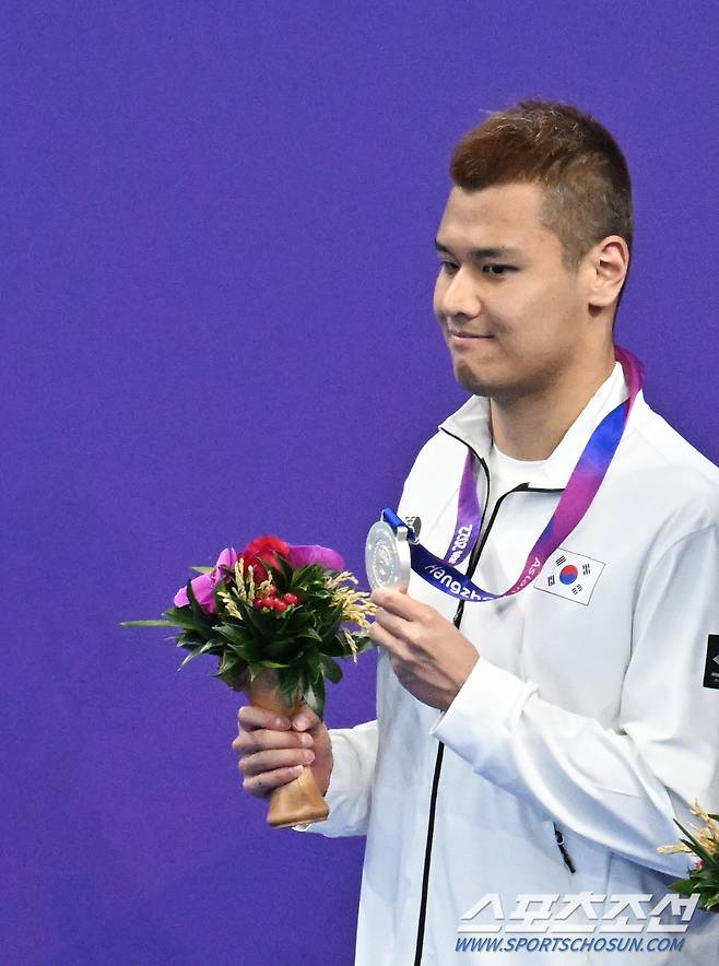 남자 100m에서 2위를 한 이인국이 수상대에 오랐다. 항저우공동취재단