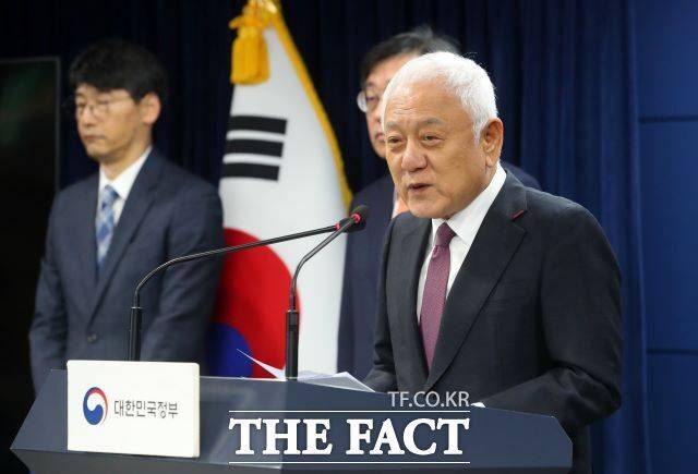 김한길 대통령 직속 국민통합위원장이 24일 '인요한 추천설'에 대해 "국민의힘 어떤 자리에 대해서도 전혀 개입하지 않았다"고 선을 그었다. 그는 '인 위원장과 매일 통화하는 사이'라는 이야기에 대해서도 "사실이 아니다"라고 반박했다. 김한길 국민통합위원장이 23일 오전 서울 종로구 정부서울청사에서 자살예방 상담 통합번호 '109' 관련 브리핑을 하고 있다. /뉴시스