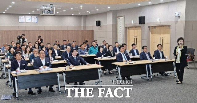 고흥군은 23일 부서장급 이상 고위직 공무원 44명을 대상으로 4대 폭력(성희롱·성폭력·성매매·가정폭력) 예방 교육을 실시했다고 24일 밝혔다./고흥군