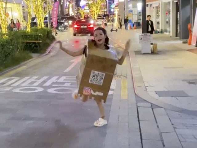 앞서 아인은 이달 21일 오후 홍대 거리에서 구멍이 뚫린 박스 하나만 걸친 채 돌아다니며, 행인들에게 자기 신체를 만지도록 한 혐의를 받고 있다. [사진출처=아인 인스타그램]