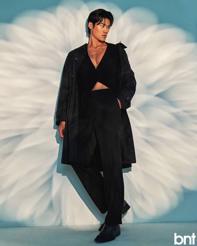 트렌치코트는 에스피오나지, 로퍼는 더슈리 제품.