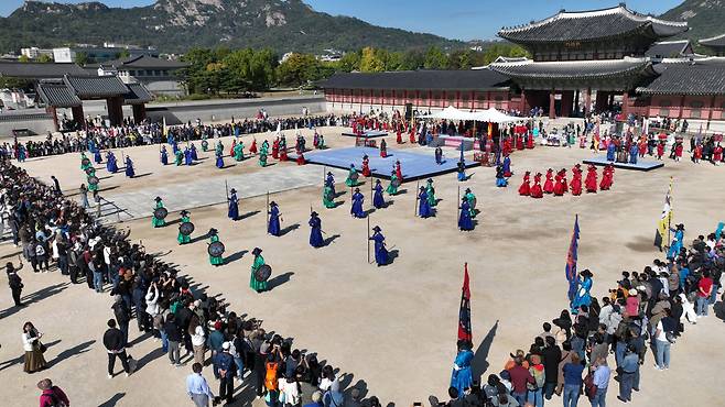 22일 서울 종로구 경복궁 흥례문 앞에서 2023 궁궐 호위군 사열의식인 '첩종' 재연행사가 열린 가운데 한복을 입은 관광객들이 행사를 지켜보고 있다. '첩종'은 경국대전(병전 25편)에 나와 있는 어전사열(御前査閱)과 비상대기에 사용되는 큰 종을 의미하며 코로나19 이후 4년 만에 다시 열렸다. /남강호 기자