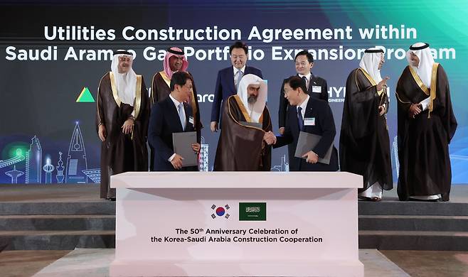 홍현성 현대엔지니어링 대표(앞줄 왼쪽)와 윤영준 현대건설 대표(앞줄 오른쪽)가 23일(현지 시각) 사우디아라비아 리야드의 네옴전시관에서 윤석열 대통령이 참석한 가운데 '자푸라 2 가스플랜트 패키지2 사업 계약 체결식'을 하고 있다. /사진공동취재단