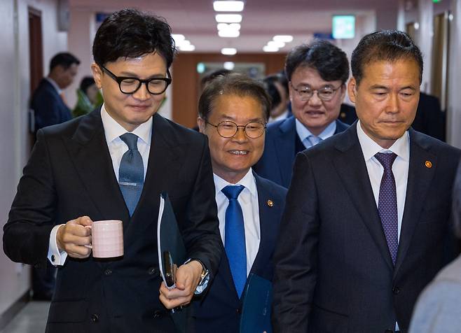 한동훈 법무부 장관(왼쪽)과 이정식 고용노동부 장관(가운데), 김영호 통일부 장관이 지난 17일 오전 서울 종로구 정부서울청사에서 열린 국무회의에 입장하고 있다. /연합뉴스