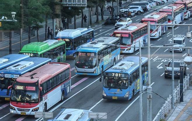 내년 상반기부터 인천(검단·중구·남동구)에서 서울(여의도·구로·강남)을 오가는 광역급행형 M버스(4개 노선)가 신설된다.ⓒ뉴시스