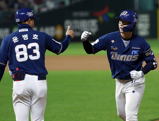 23일 오후 인천시 미추홀구 문학동 SSG랜더스필드에서 열린 프로야구 ‘2023 신한은행 SOL KBO 포스트시즌’ 준플레이오프 2차전 SSG 랜더스와 NC 다이노스의 경기 8회초 2사 주자 2루 상황 1타점 안타를 친 NC 박건우가 윤병호 코치와 기쁨을 나누고 있다. 2023.10.23 (인천=뉴스1)