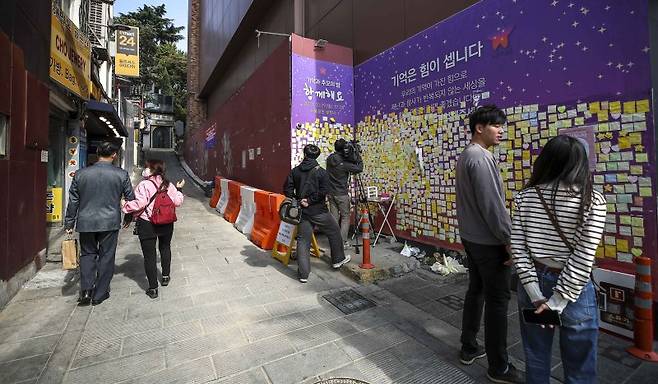 이태원 참사 1주기를 앞둔 지난 18일 서울 용산구 이태원 참사 사고현장 인근에 추모메세지가 붙어 있다. /사진=뉴시스