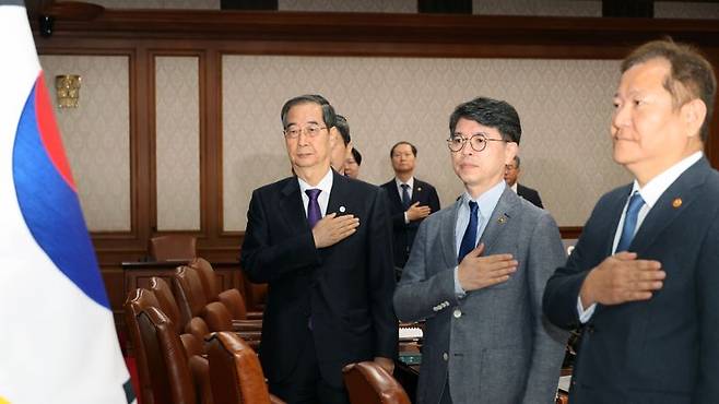 한덕수 국무총리가 24일 서울 종로구 정부서울청사에서 열린 국무회의에 참석해 국민의례를 하고 있다. 사진=서동일 기자