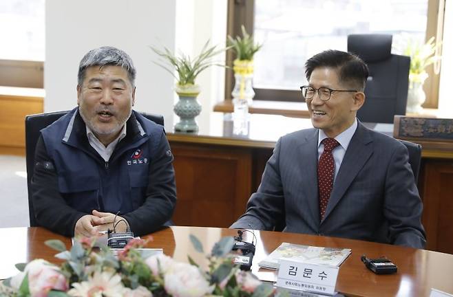 김동명 한국노총 위원장이 지난 2월 21일 경제사회노동위원회를 찾아 김문수 위원장과 대화하고 있다. /사진=뉴시스