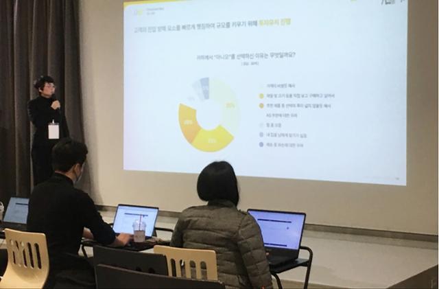 회사를 소개하고 있는 강주영 대표. 걱정마디자인 제공