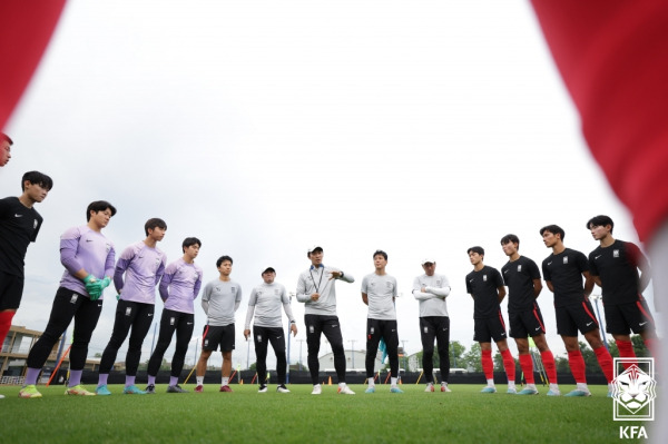 지난 6월 AFC U-17 아시안컵 결승전을 앞두고 선수들에게 지시를 하고 있는 변성환 감독과 선수단의 모습. 사진=대한축구협회