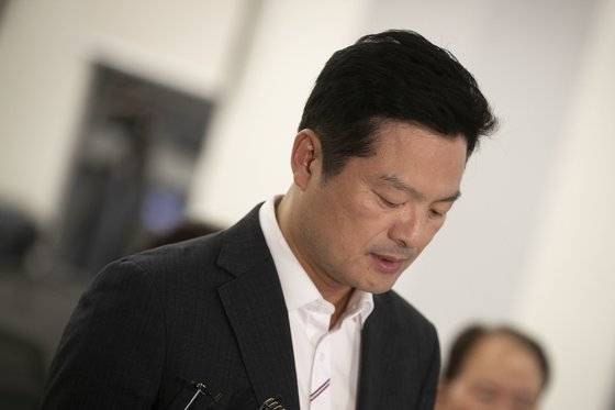 11일 밤 김태우 국민의힘 강서구청장 후보자가 패배를 인정하는 입장문을 발표하고 있다. 뉴스1