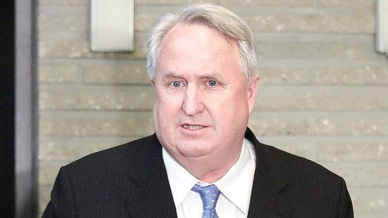 국민의힘 혁신위원장에 임명된 인요한 연세대 의대 교수가 23일 오전 서울 여의도 국민의힘 당사에서 이만희 사무총장과 만남을 마치고 취재진의 질문에 답하고 있다. 뉴스1