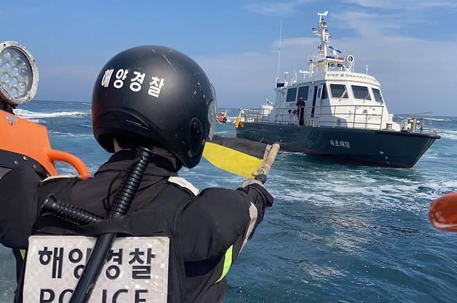 12일 오후 강원 속초항 인근 해상에서 속초해양경찰서 경비함정 6척과 해군 경비함정·육군 레이더 기지, 강원특별자치도 항만순찰선이 항만 방호·대테러 합동 훈련을 하고 있다. 연합뉴스