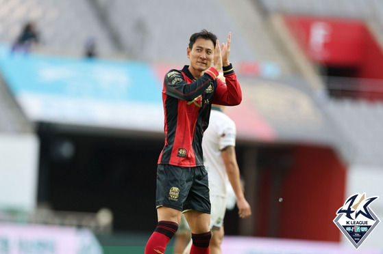 FC Seoul's Ji Dong-won celebrates scoring a goal during a K League match against Gangwon FC at Seoul World Cup Stadium in western Seoul on Sunday. [YONHAP]