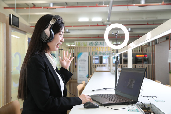 A job applicant gets a job interview with AI at Ewha Womans University in western Seoul. [WOO SANG-JO]