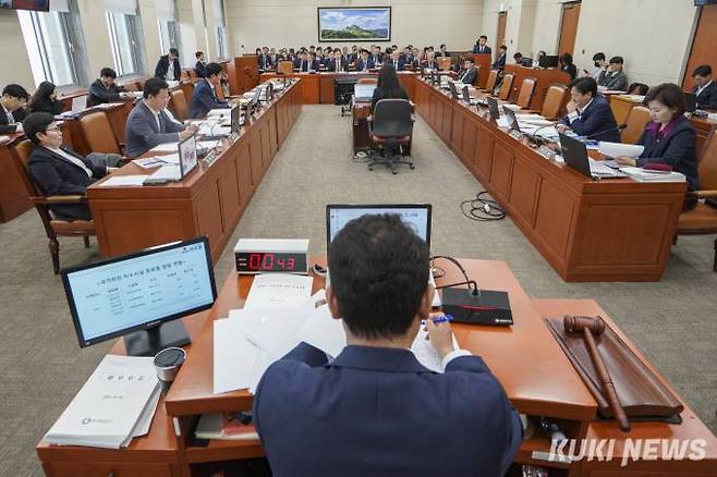 24일 오후 서울 여의도 국회에서 환경노동위원회의 한국수자원공사, 한국공단, 국립공원공단, 수도권매립지관리공사 등에 대한 국정감사가 열리고 있다.