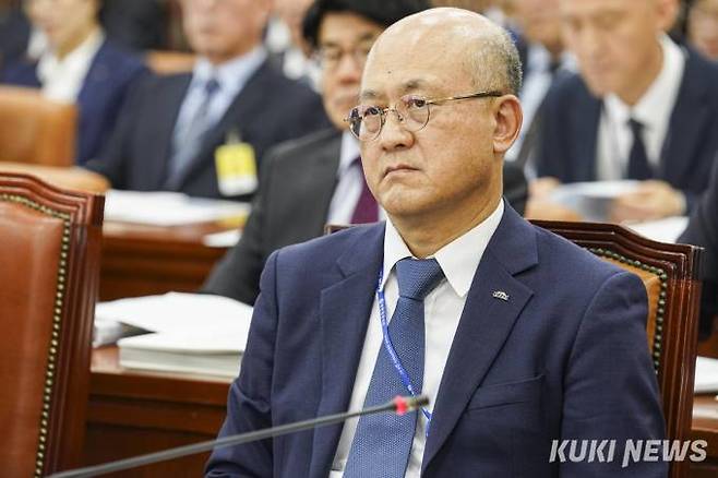 최흥진 한국환경산업기술원 원장이 24일 오후 서울 여의도 국회에서 열린 환경노동위원회의 한국수자원공사, 한국공단, 국립공원공단, 수도권매립지관리공사 등에 대한 국정감사에 참석하고 있다.