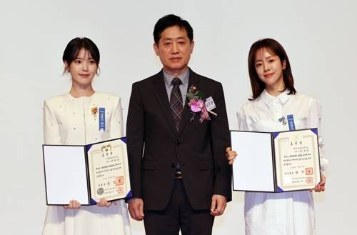 금융의 날 정부 표창을 받은 아이유(좌), 한지민(우). [사진 = 연합뉴스]