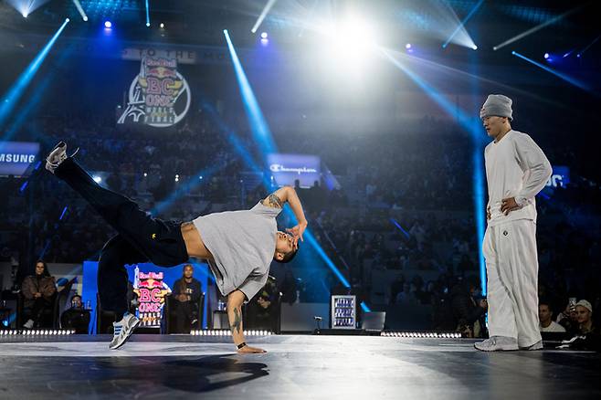 홍텐(왼쪽)이 지난 22일 레드불 비씨원 월드 파이널 결승에서 필 위자드를 앞에 두고 퍼포먼스를 선보이고 있다. 레드불