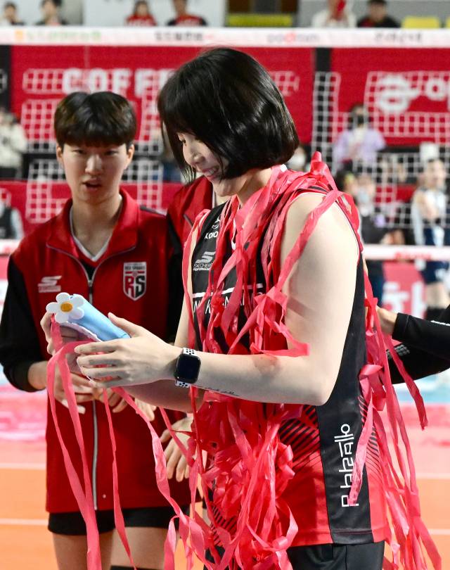 이소영이 생일 꼬깔콘 모자를 보며 행복해하고 있다 / KOVO(한국배구연맹)