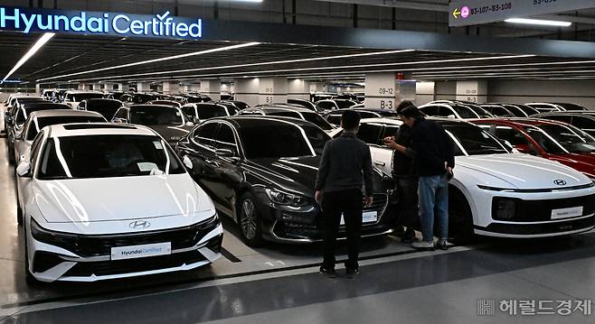 현대자동차가 24일부터 인증중고차 판매를 시작했다. 이날 오전 경기도 용인시 기흥구 현대자동차 인증중고차센터에서 관계자들이 차량 출고 준비를 하고 있다. 용인=임세준 기자