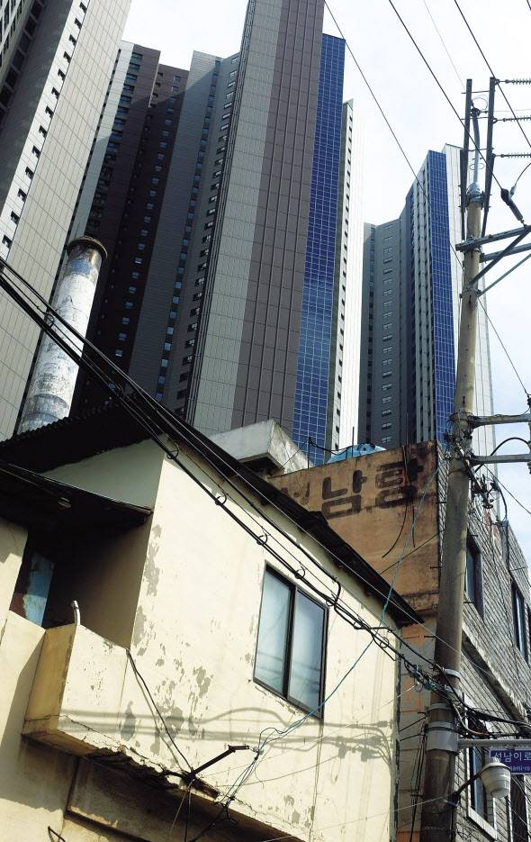 현재 일부만 남아있는 매축지마을 뒤편으로, 옛 매축지마을 부지에 들어선 아파트 단지가 보인다. 부산=박혜원 기자