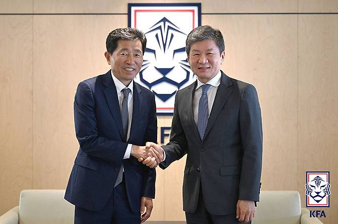 [서울=뉴시스]변석화 한국대학축구연맹 회장(왼쪽)과 정몽규 대한축구협회 회장. (사진=대한축구협회 제공)