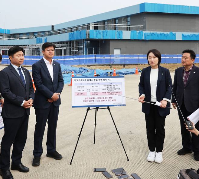 24일 오전 경기도 양평군 중부내륙선 남한강 휴게소 공사 현장에서 열린 더불어민주당 국토교통위원회 국회의원 현장 방문 및 기자회견에서 이소영 의원이 발언하고 있다. 연합뉴스