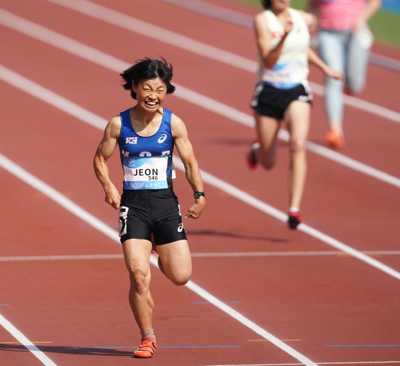 ‘200m 역주’ 전민재, 아시안패러게임 한국 첫 메달 - 한국 육상 국가대표 전민재가 23일 중국 항저우 올림픽 스포츠센터 주경기장에서 열린 2022 항저우아시안패러게임 여자 T36 200m 결선에서 역주하고 있다. 2014년 인천, 2018년 인도네시아 대회에서 2관왕(100m, 200m) 2연패를 달성한 전민재는 이번 대회에선 31초27로 은메달을 차지해 한국 선수 중 처음으로 시상대에 올랐다. 사진공동취재단