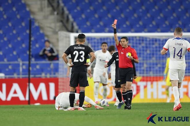 ▲김태환이 추가 경고까지 받아 퇴장을 당했다 ⓒ한국프로축구연맹