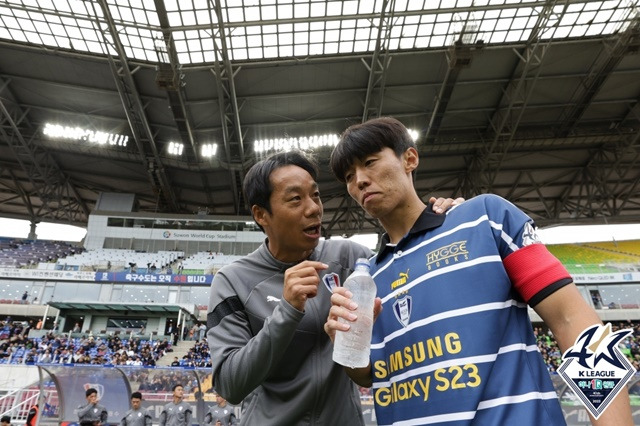 염기훈 수원삼성 감독대행(왼쪽)과 베테랑 김보경. /사진=한국프로축구연맹 제공