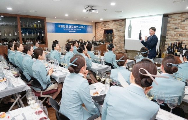 대한항공 와인 컨설턴트인 마크 알머트(Marc Almert)가 대한항공 퍼스트클래스 담당 객실승무원 150명을 대상으로 기내 와인 교육을 실시하는 모습