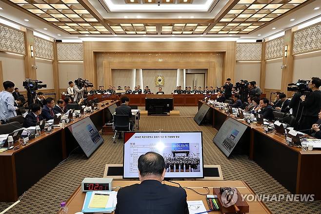 홍범도 흉상 이전 도마 위에 오른 육군 국감 (계룡=연합뉴스) 이주형 기자 = 23일 충남 계룡대 육군본부에서 열린 국회 국방위원회의 육군본부에 대한 국정감사에서 홍범도 장군 흉상 이전 관련 질의가 이어지고 있다. 2023.10.23. coolee@yna.co.kr