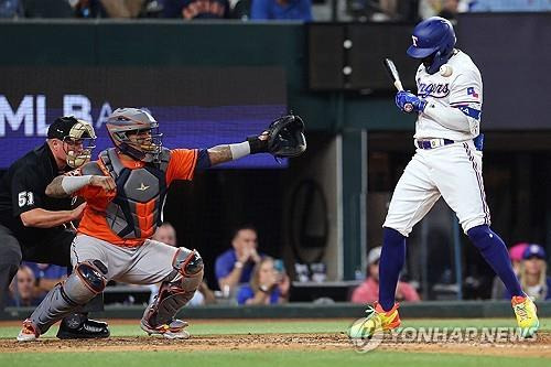 아브레우의 빈볼에 맞은 가르시아 [게티이미지/AFP=연합뉴스]