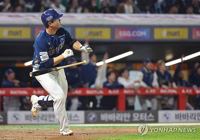 김형준 '이건 넘어갔어!' (인천=연합뉴스) 김도훈 기자 = 23일 인천 SSG랜더스필드에서 열린 프로야구 준플레이오프 NC다이노스와 SSG랜더스의 2차전 경기. 8회초 선두타자로 나선 NC 김형준이 솔로홈런을 터트리고 있다. 2023.10.23 superdoo82@yna.co.kr