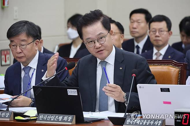 답변하는 강석훈 한국산업은행 회장 (서울=연합뉴스) 이정훈 기자 = 강석훈 한국산업은행 회장이 24일 국회 정무위원회에서 열린 예금보험공사, 한국산업은행 등에 대한 국정감사에서 의원 질의에 답변하고 있다. 2023.10.24 uwg806@yna.co.kr