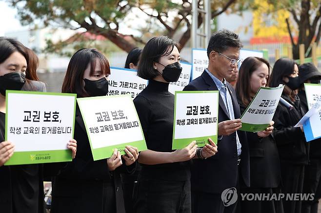 "교권 보호하라" 광주 초등학교 앞에서 집회 (광주=연합뉴스) 천정인 기자 = 24일 오후 광주 북구 한 초등학교 앞에서 초등교사노동조합원들이 이 학교 A 교사에 대한 교권 회복 촉구 집회를 하고 있다. A 교사는 학생 간 싸움을 말리는 과정에서 책상을 밀쳤다가 아동학대 혐의로 학부모에게 고소당해 검찰에서 무혐의 처분을 받았다. 학교 측은 이날 A 교사에 대한 교권보호위원회를 열었다. 2023.10.24 iny@yna.co.kr