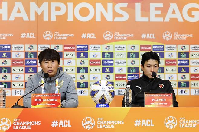 포항 스틸러스의 김기동 감독(왼쪽)과 김인성 [한국프로축구연맹 제공. 재판매 및 DB 금지]