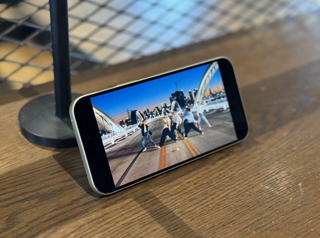 아이폰15 플러스로 4K 동영상을 스트리밍 하는 모습./사진=백유진 기자 byj@