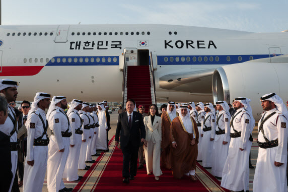 사우디아라비아에 이어 카타르를 국빈 방문하는 윤석열 대통령과 김건희 여사가 24일(현지시간) 도하의 하마드 국제공항 왕실터미널에 전용기인 공군 1호기 편으로 도착하고 있다. (사진=연합뉴스)