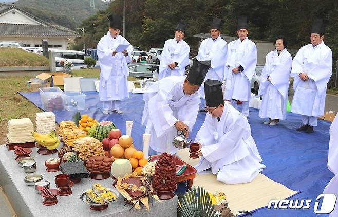 계룡 공설봉안당 무연고 제례행사 모습. (계룡시 제공) /뉴스1