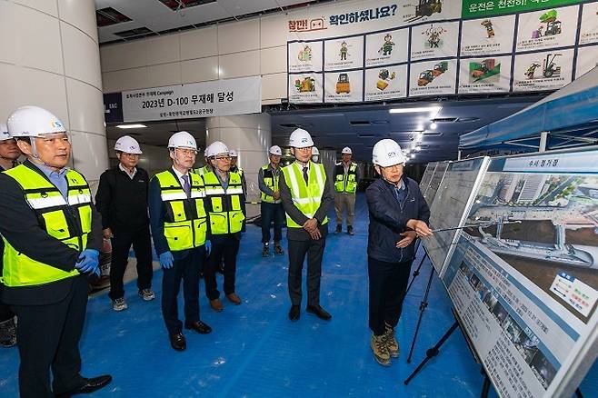 권용복 한국교통안전공단 이사장(앞줄 왼쪽에서 2번째)이 현장 브리핑을 듣고 있다.(한국교통안전공단 제공)