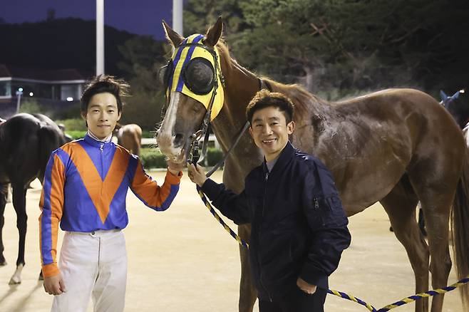 마이티뉴와 임다빈기수 함완식 조교사. 사진 | 한국마사회