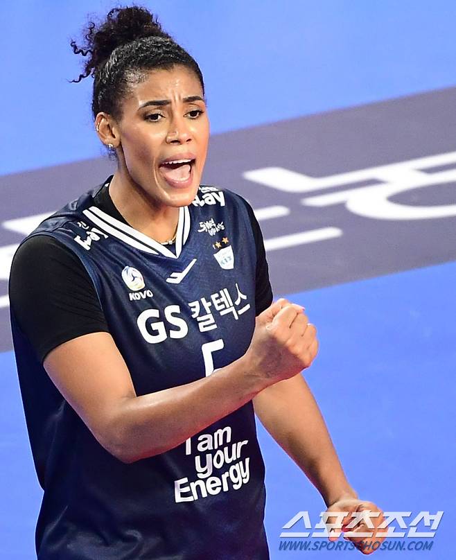 GS칼텍스 실바가 공격포인트를 올리고 기뻐하고 있다.