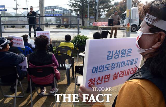 경기 연천군 청산면 대전리 'SRF 열병합발전소 설치 반대 대책위원회'와 주민들이 육군 5사단 열쇠부대 앞에서 고형폐기물연료(SRF) 소각장 가동 반대 집회를 열고 있다.
